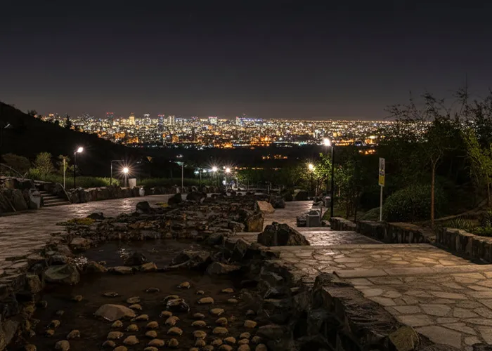 جاهای دیدنی مشهد در شب پلکان‌های کوهشار