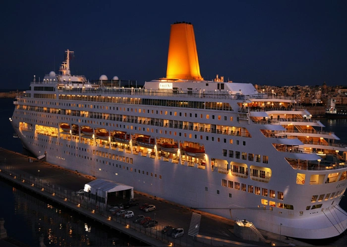 کشتی های کروز کیش در شب