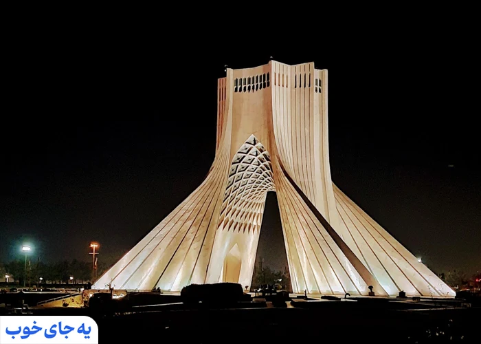 برج آزادی در شب