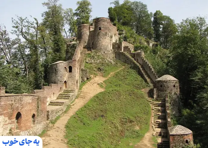 مسیر اصلی کوهنوردی به سمت قلعه