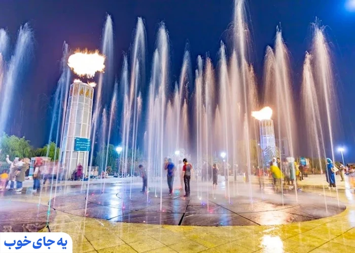 کودکان در حال بازی در آبنمای پارک آب و آتش