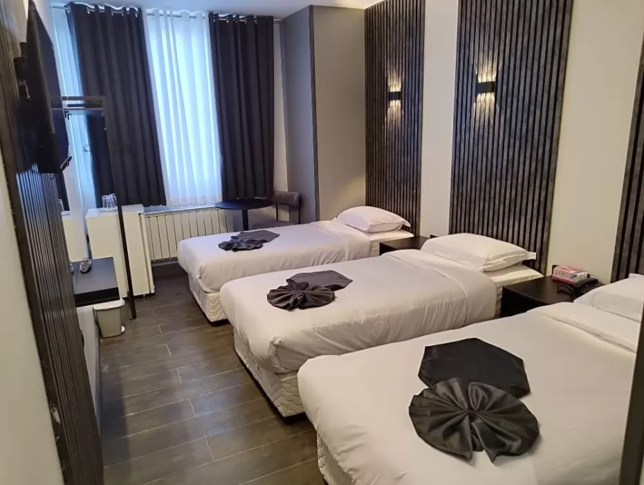 هتل یاس تهران - اتاق 3 تخته (3 تخت 3 نفره)