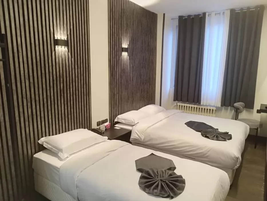 هتل یاس تهران - اتاق 3 تخته (1 تخت 2 نفره و 1 تخت 1 نفره)