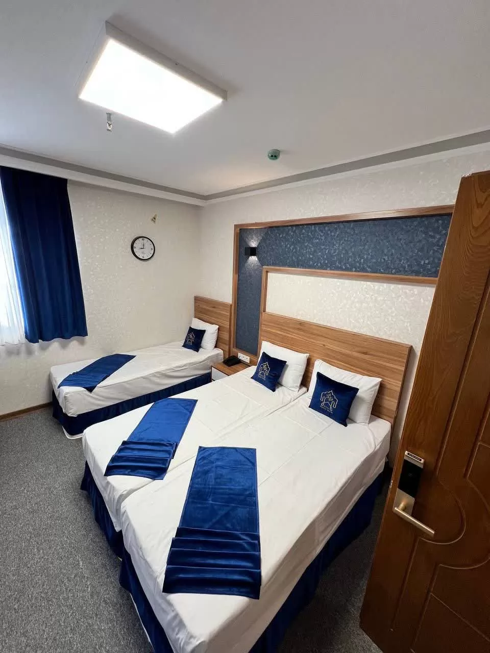 هتل ضیافت نور مشهد - اتاق ۳ تخته (۱ تخت ۲ نفره و ۱ تخت ۱ نفره)    