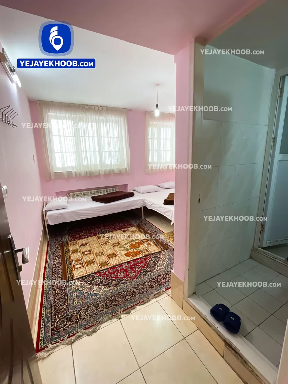 سوئیت آپارتمان خلفایی مشهد - نمای اتاق ( یک تخت سینگل و یک تخت دبل )