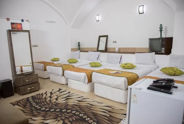اقامتگاه بومگردی نقره یزد - اتاق 4 تخته (4 تخت 1 نفره)