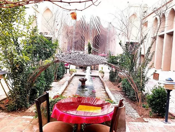 اقامتگاه بومگردی شعرباف یزد - نمای محوطه 