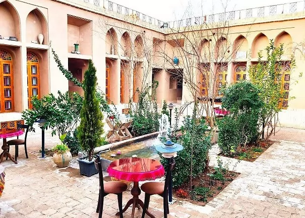 اقامتگاه بومگردی شعرباف یزد - نمای محوطه
