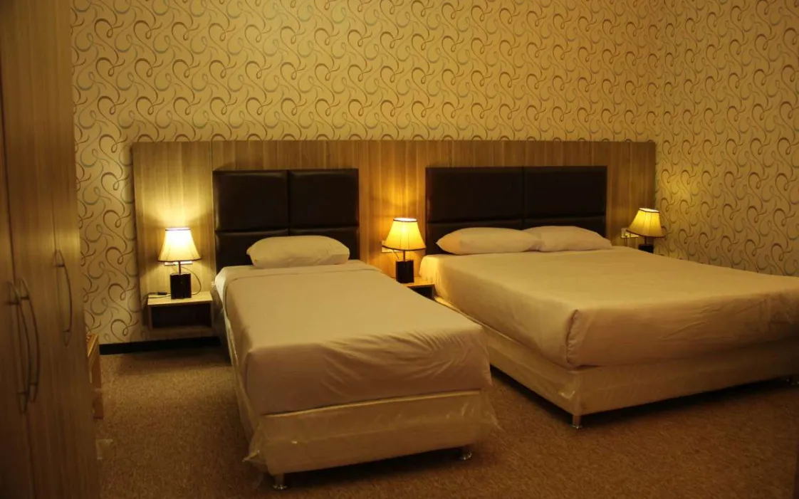 هتل ورزش تهران - اتاق 3 تخته (1 تخت 2 نفره و 1 تخت 1 نفره)