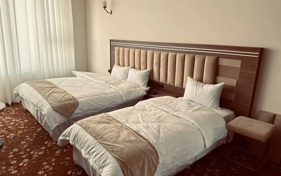 هتل طلاییه قم -  اتاق 3 تخته (1تخت 2نفره 1تخت 1نفره)
