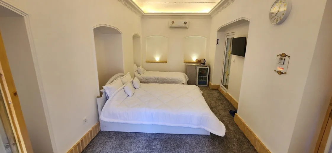 اقامتگاه سنتی فرهنگ قم - اتاق 3 تخته (1 تخت 2 نفره 1 تخت 1 نفره)