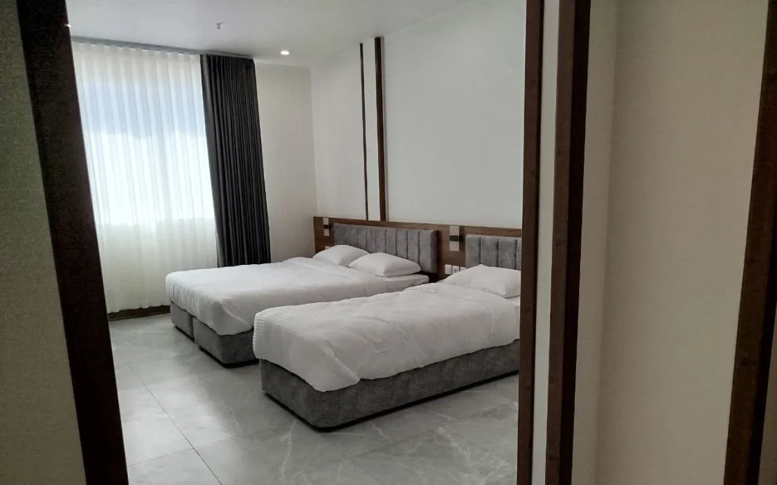 هتل یلدا قم - اتاق 3 تخته (1 تخت 2 نفره 1 تخت 1 نفره)