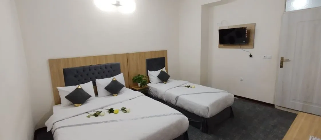 هتل آراسته قم - اتاق 3 تخته (1 تخت 2 نفره 1 تخت 1 نفره)