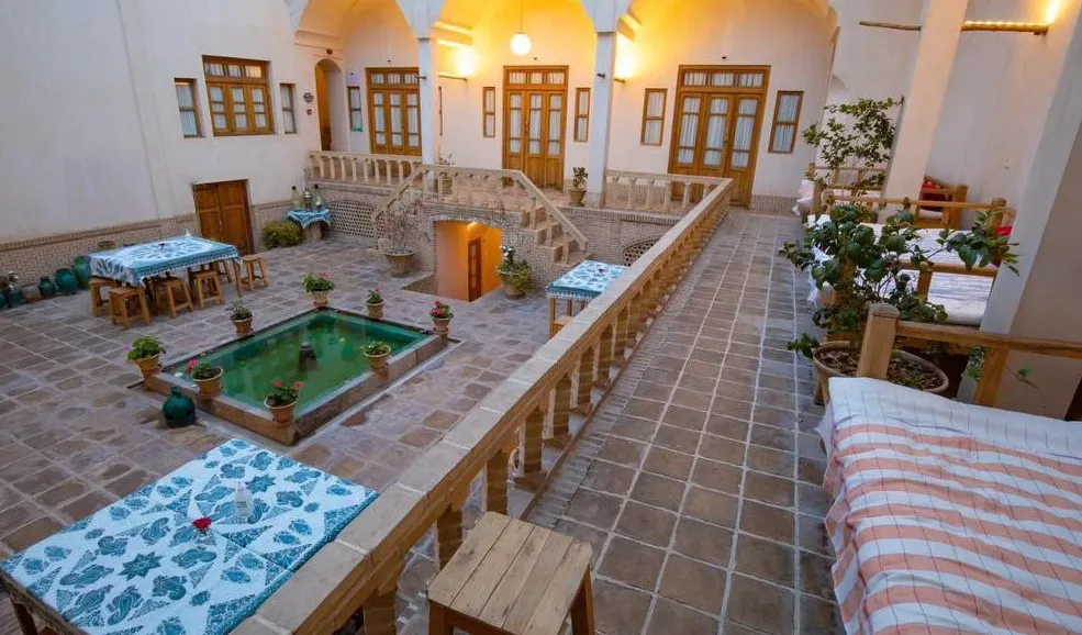 اقامتگاه سنتی کاشانه روشن کاشان - نمای محوطه