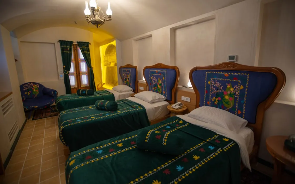 اقامتگاه سنتی عمارت آقاحسینی کاشان - اتاق 2 تخته (1 تخت 2 نفره)
