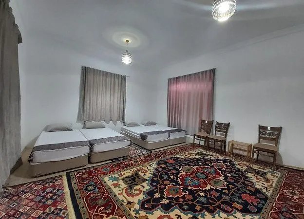 اقامتگاه سنتی عمارت بامگاه کرمانشاه - اتاق 4 تخته (1 تخت 2 نفره 2 تخته 1 نفره)
