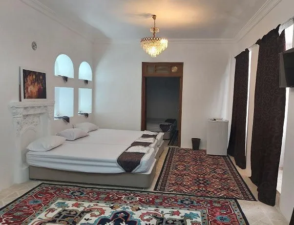 اقامتگاه سنتی عمارت بامگاه کرمانشاه - اتاق 3 تخته (1 تخت 2 نفره 1 تخت 1 نفره)