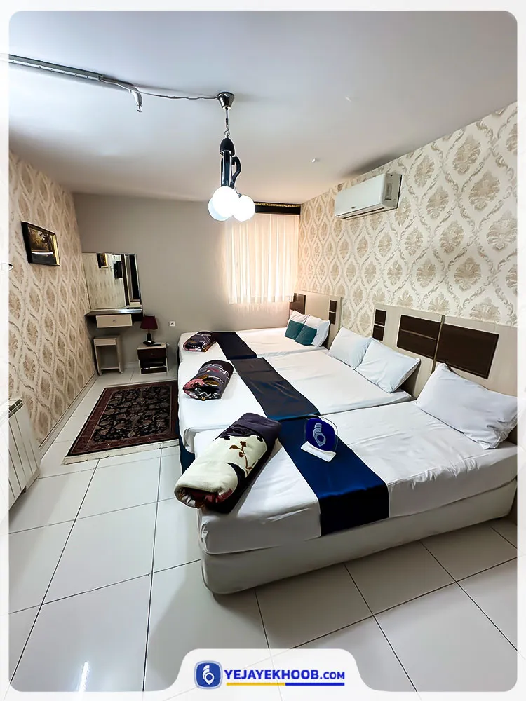 هتل آپارتمان صانع مشهد - اتاق 5 تخته (2 تخت 2 نفره و 1 تخت 1 نفره)