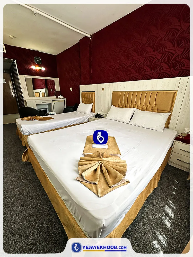 هتل قصر نیلی مشهد - اتاق 3 تخته (1 تخت 2 نفره و 1 تخت 1 نفره)