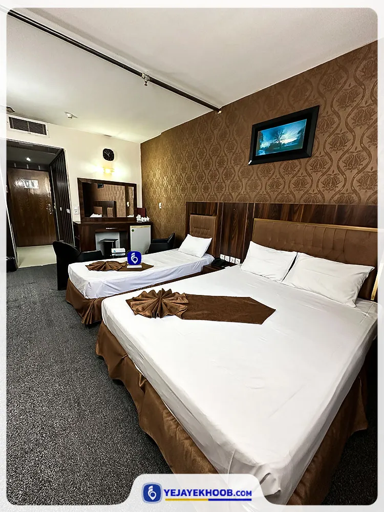 هتل قصر نیلی مشهد - اتاق 3 تخته (1 تخت 2 نفره و 1 تخت 1 نفره)