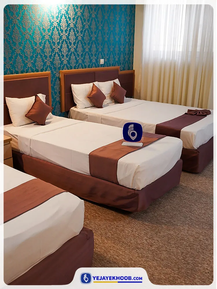هتل مینو مشهد - اتاق 4 تخته (1 تخت 2 نفره و 2 تخت 1 نفره)