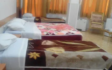 هتل بهجت میبد - اتاق 4 تخته (1 تخت 2 نفره 2 تخت 1 نفره)