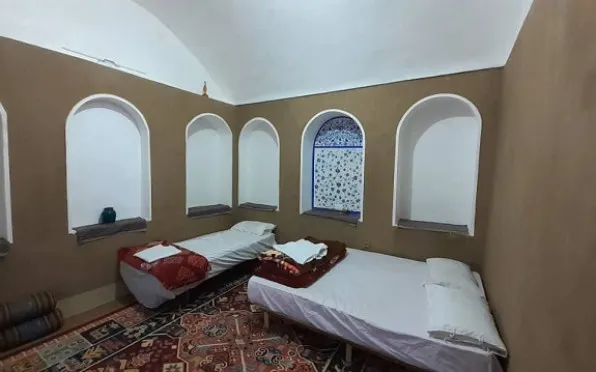 اقامتگاه سنتی انار اردکان - اتاق 3 تخته (1 تخت 2 نفره 1 تخت 1 نفره)