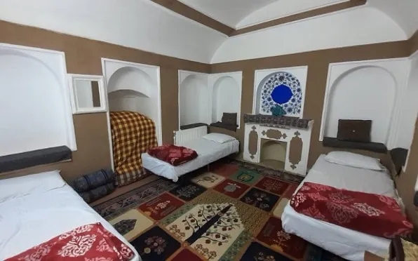 اقامتگاه سنتی انار اردکان - اتاق 3 تخته (3 تخت 1 نفره)