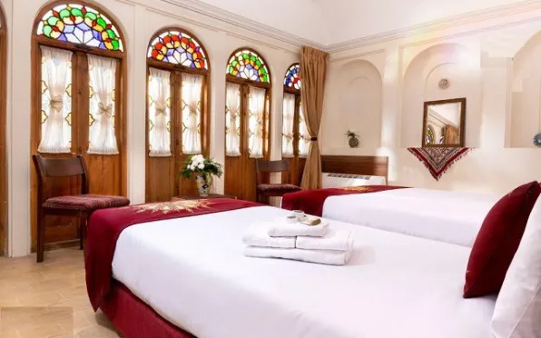 هتل تاریخی خانه آقازاده ابرکوه - اتاق 3 تخته (1 تخت 2 نفره 1 تخت 1 نفره)