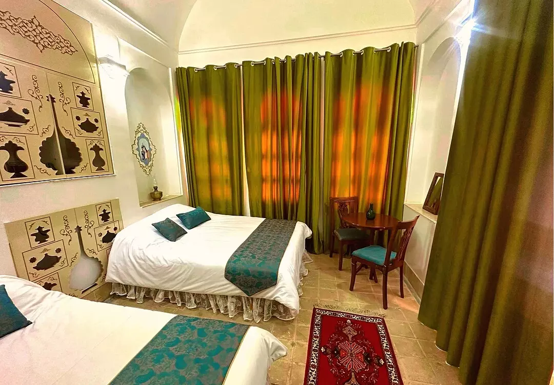 اقامتگاه سنتی عمارت قجری ابرکوه - اتاق 3 تخته (1 تخت 1 نفره 1 تخت 2 نفره)