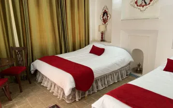 اقامتگاه سنتی عمارت قجری ابرکوه - اتاق 3 تخته (1 تخت 2 نفره 1 تخت 1 نفره)
