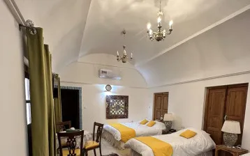 اقامتگاه سنتی عمارت قجری ابرکوه - اتاق 3 تخته (1 تخت 2 نفره 1 تخت 1 نفره)