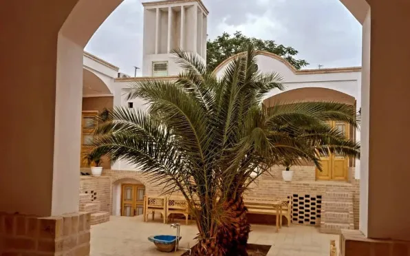 خانه مسافر بمانی آران و بیدگل - نمای محوطه