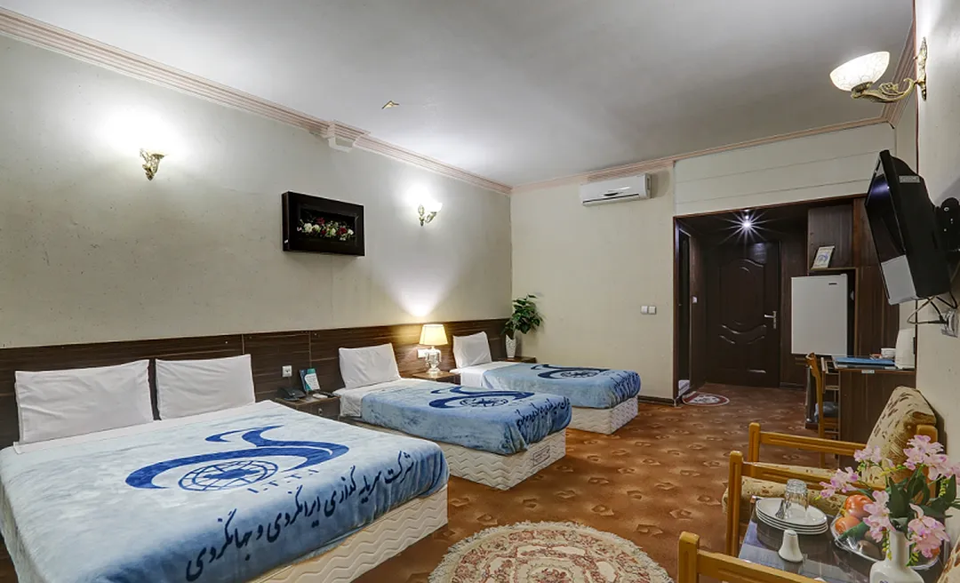 هتل جهانگردی رفسنجان - اتاق 4 تخته (1 تخت 2 نفره 2 تخت 1 نفره)