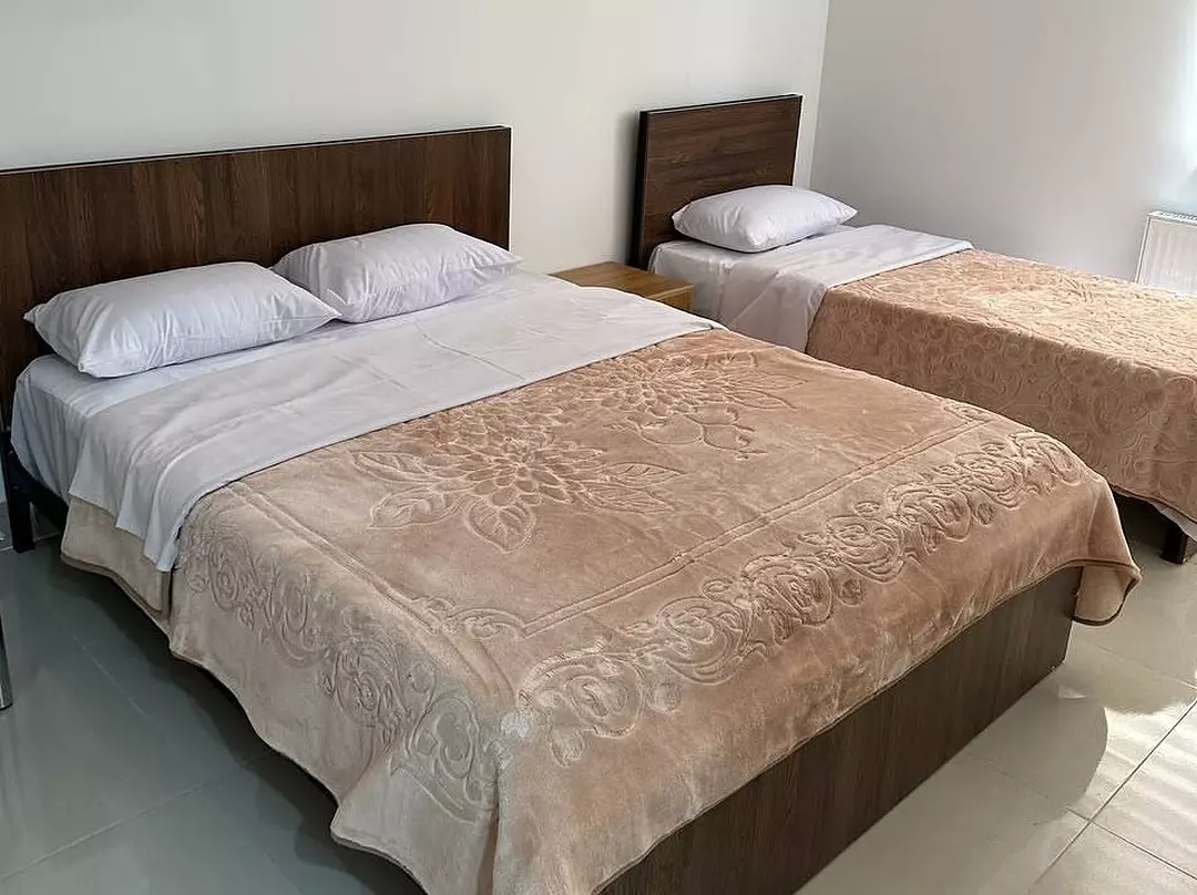 هتل چنار مهاباد - اتاق 3 تخته (1 تخت 2 نفره 1 تخت 1 نفره)