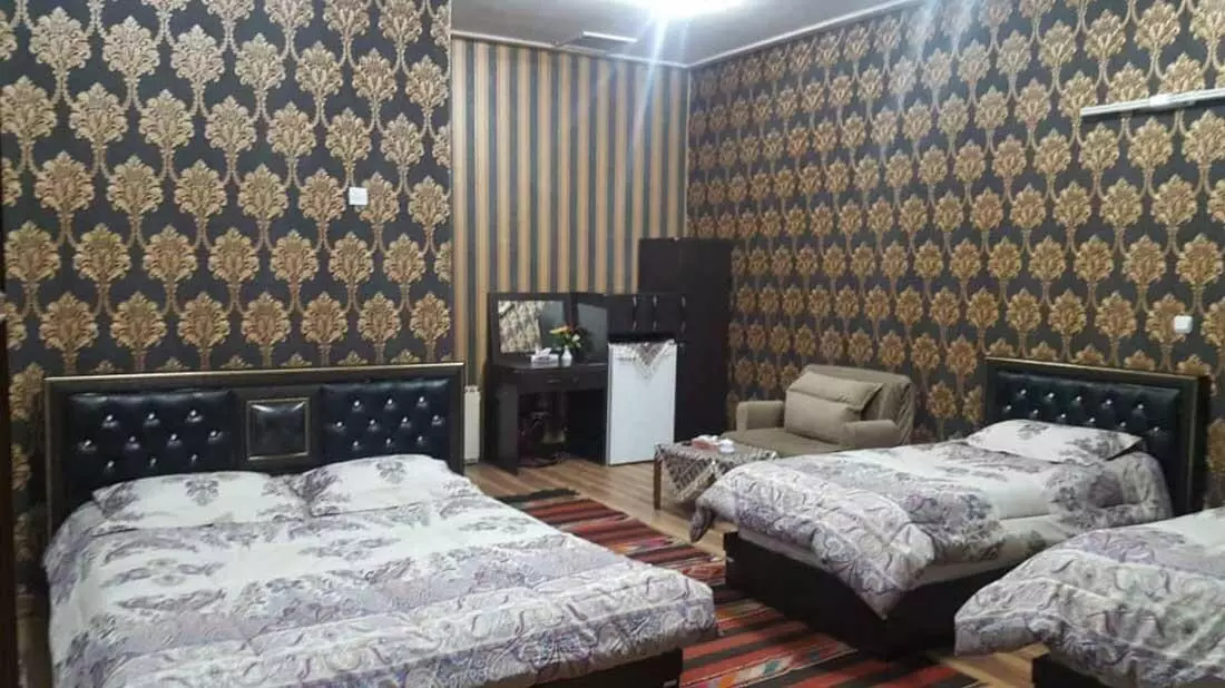 هتل سنگسر مهدی شهر - اتاق 4 تخته (1 تخت 2 نفره 2 تخت 1 نفره)