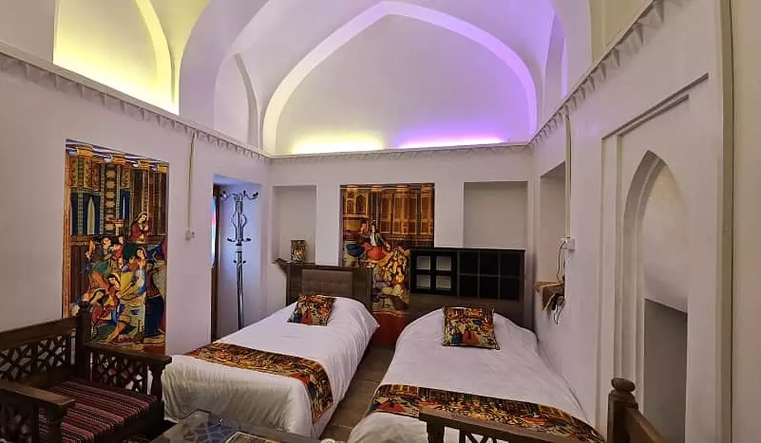 مجتمع گردشگری عمارت حاکم ساوه - اتاق 2 تخته (2 تخت 1 نفره)