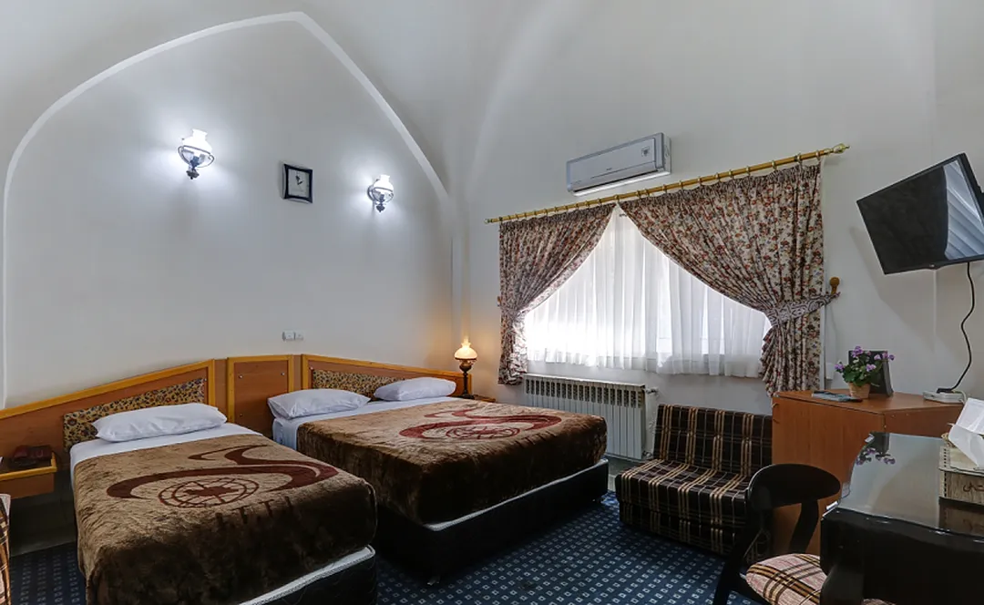 هتل جهانگردی دامغان - اتاق 3 تخته (1 تخت 2 نفره 1 تخت 1 نفره)