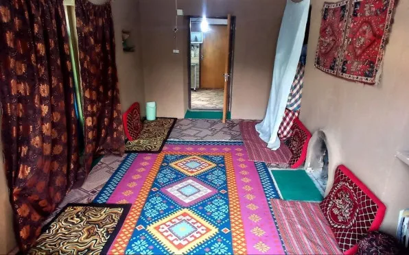 اقامتگاه بومگردی شاه رستم باغ صفا - نمای اتاق 