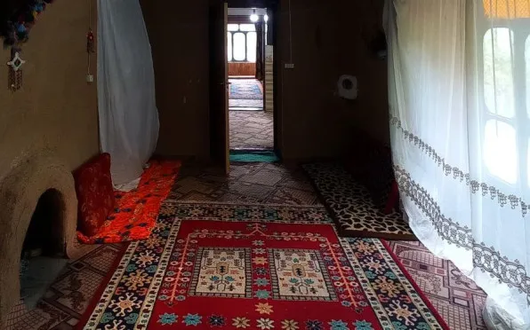 اقامتگاه بومگردی شاه رستم باغ صفا - نمای اتاق