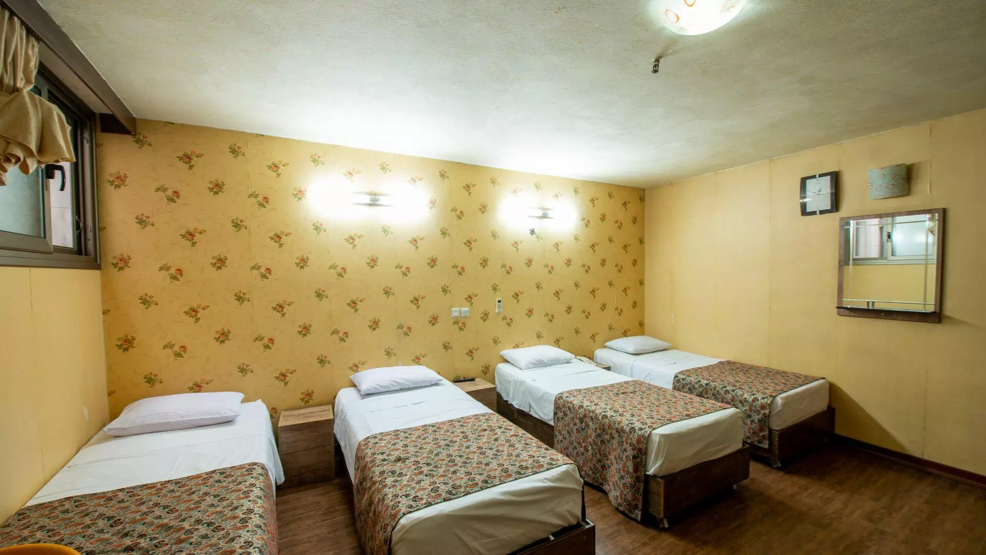 هتل جمشید اصفهان - اتاق 4 تخته (4 تخت 1 نفره)