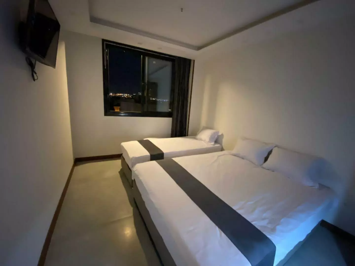 هتل آوات اصفهان - اتاق 3 تخته (1 تخت 2 نفره و 1 تخت 1 نفره)