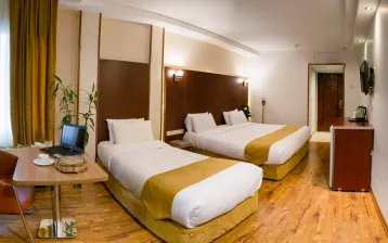 هتل پیروزی اصفهان - اتاق 3 تخته (1 تخت 2 نفره 1 تخت 1 نفره)