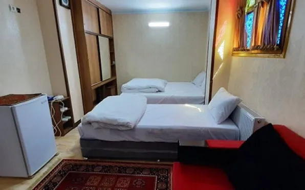 اقامتگاه سنتی گنبد مینا اصفهان - اتاق 3 تخته (1 تخت 2 نفره 1 تخت 1 نفره)