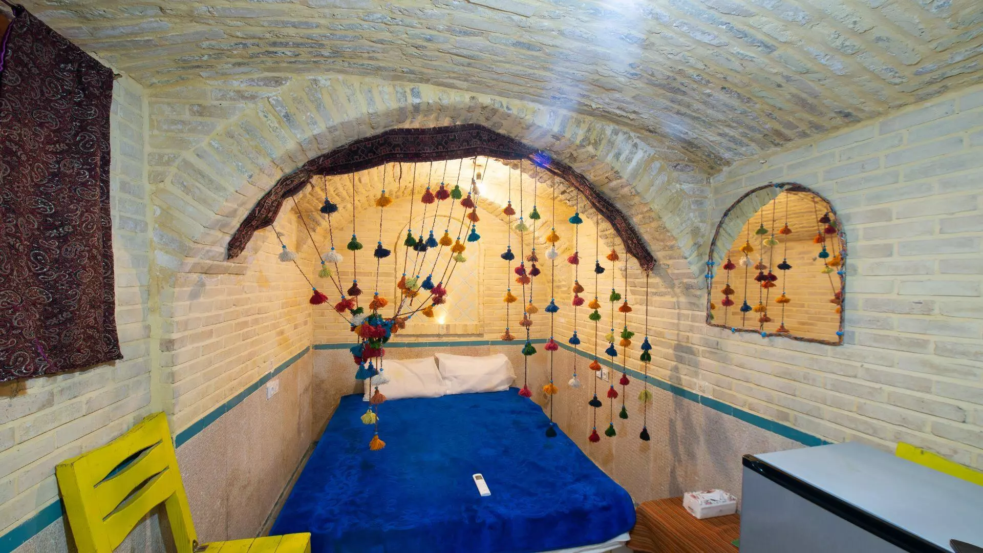 اقامتگاه بومگردی عمارت هفت رنگ شیراز - اتاق 2 تخته (1 تخت 2 نفره)