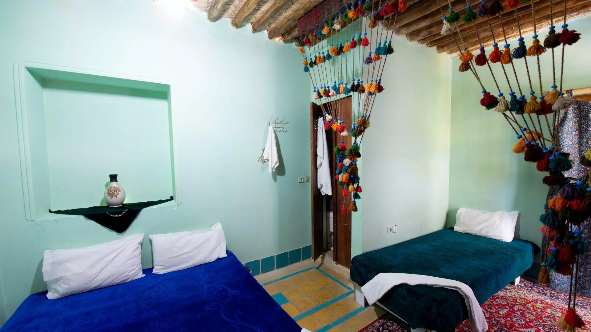 اقامتگاه بومگردی عمارت هفت رنگ شیراز - اتاق 3 تخته (1 تخت 2 نفره 1 تخت 1 نفره)