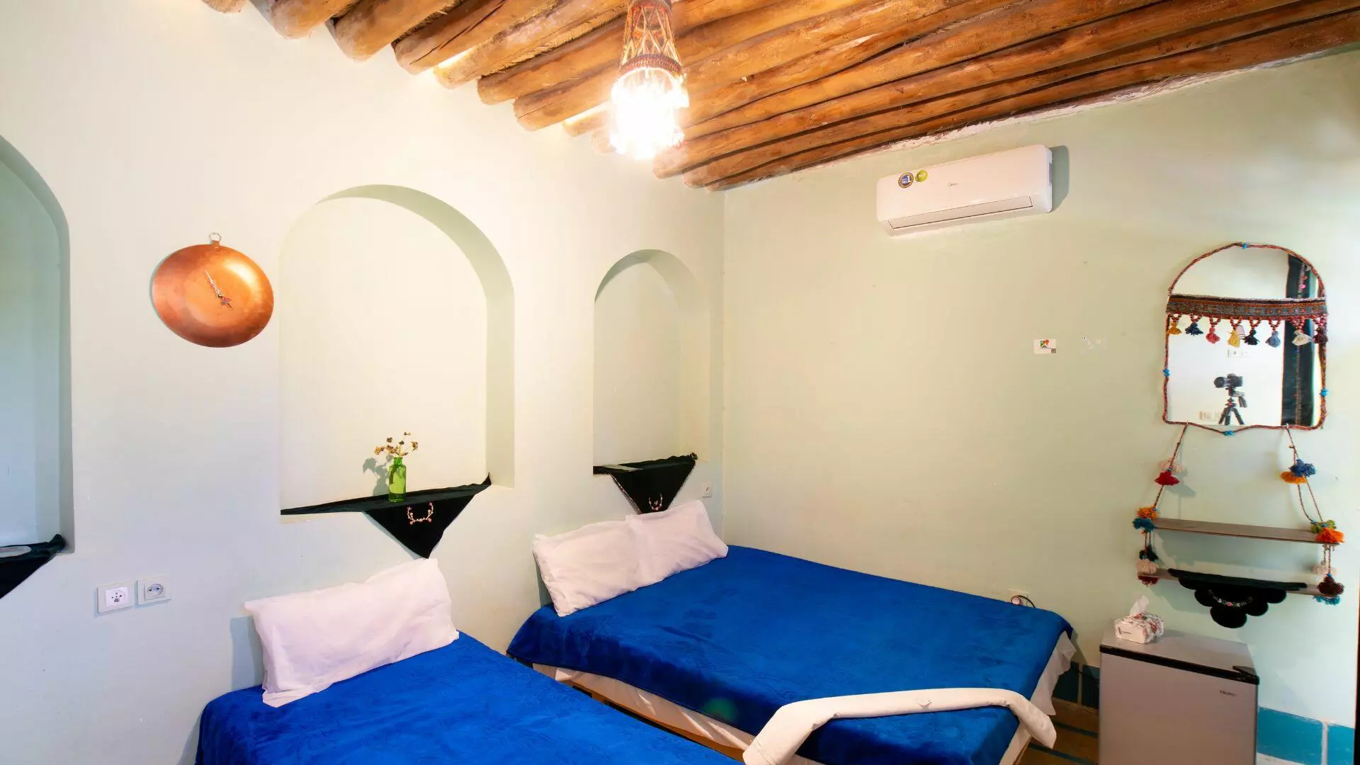 اقامتگاه بومگردی عمارت هفت رنگ شیراز - اتاق 3 تخته (1 تخت 2 نفره 1 تخت 1 نفره)