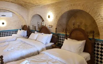 اقامتگاه بومگردی والاد شیراز - اتاق 4 تخته (1 تخت 2 نفره 2 تخت 1 نفره)