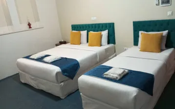 اقامتگاه سنتی درباری شیراز - اتاق 3 تخته (1 تخت 2 نفره 1 تخت 1 نفره)