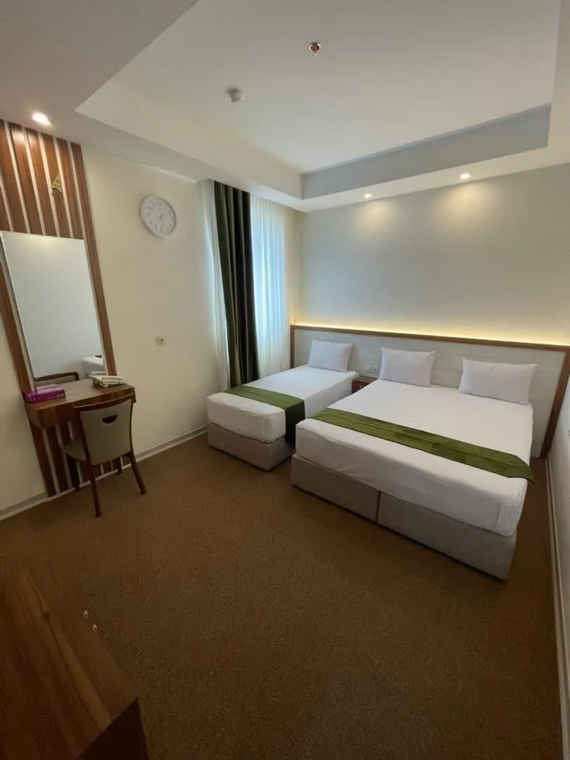 هتل آپارتمان مناجات مشهد - اتاق 3 تخته (1 تخت 2 نفره و 1 تخت 1 نفره)